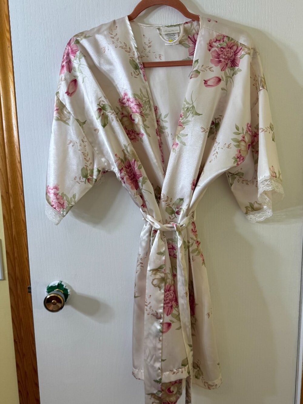 🪩 2/20 Secret Treasures Floral Satin Robe - Picture 2 of 4